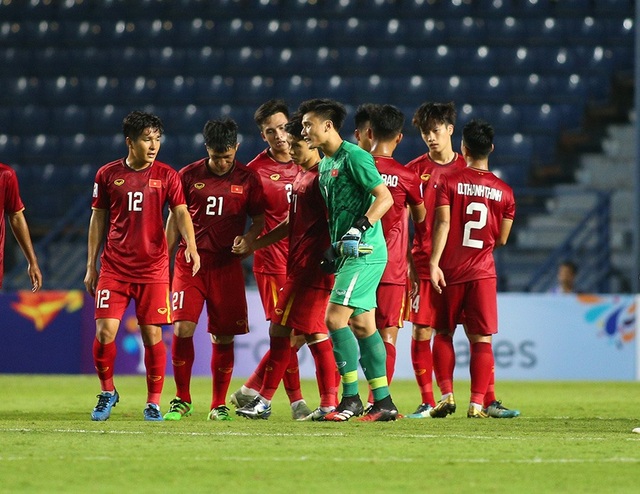 Thoát penalty nhờ VAR, thầy Park vui vẻ bắt tay tổ trọng tài - 9 Thoát penalty nhờ VAR, thầy Park vui vẻ bắt tay tổ trọng tài - 9