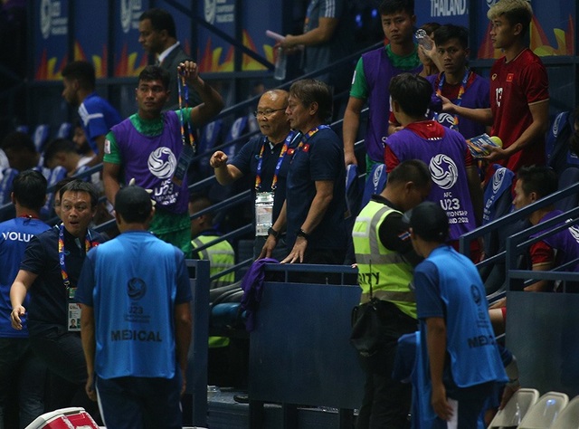 Thoát penalty nhờ VAR, thầy Park vui vẻ bắt tay tổ trọng tài - 6 Thoát penalty nhờ VAR, thầy Park vui vẻ bắt tay tổ trọng tài - 6