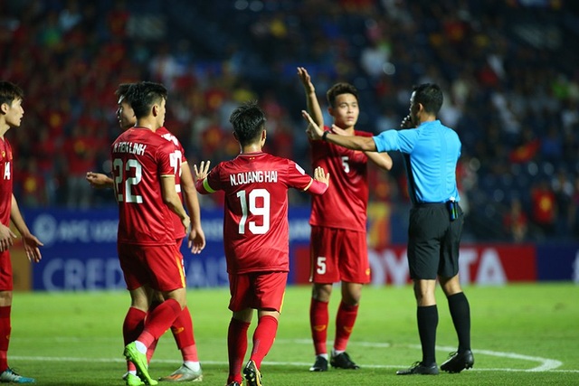 Quang Hải tả xung hữu đột khiến hàng thủ U23 UAE “chóng mặt” - 1 Quang Hải tả xung hữu đột khiến hàng thủ U23 UAE “chóng mặt” - 1