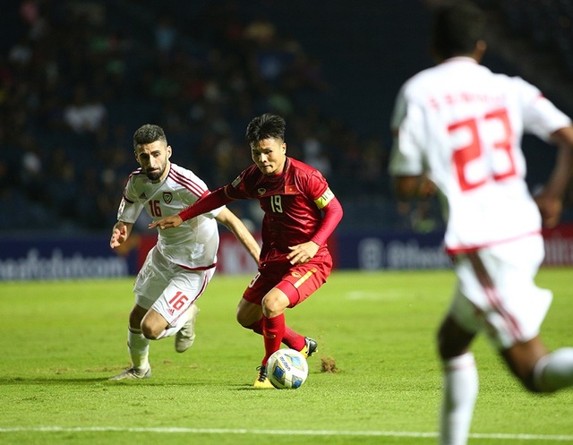 Quang Hải tả xung hữu đột khiến hàng thủ U23 UAE “chóng mặt” - 3 Quang Hải tả xung hữu đột khiến hàng thủ U23 UAE “chóng mặt” - 3