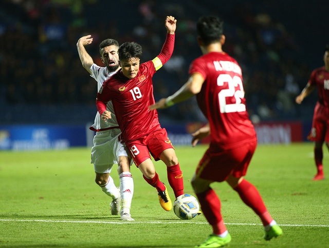 Quang Hải tả xung hữu đột khiến hàng thủ U23 UAE “chóng mặt” - 4 Quang Hải tả xung hữu đột khiến hàng thủ U23 UAE “chóng mặt” - 4