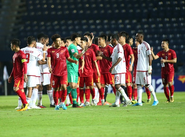Thoát penalty nhờ VAR, thầy Park vui vẻ bắt tay tổ trọng tài - 7 Thoát penalty nhờ VAR, thầy Park vui vẻ bắt tay tổ trọng tài - 7
