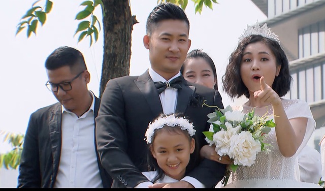 Trọng Nhân đau điếng khi quay cảnh bị Diệu Hương giật tóc lúc đi đẻ - 3 Trọng Nhân đau điếng khi quay cảnh bị Diệu Hương giật tóc lúc đi đẻ - 3