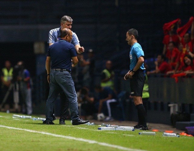Thoát penalty nhờ VAR, thầy Park vui vẻ bắt tay tổ trọng tài - 4 Thoát penalty nhờ VAR, thầy Park vui vẻ bắt tay tổ trọng tài - 4