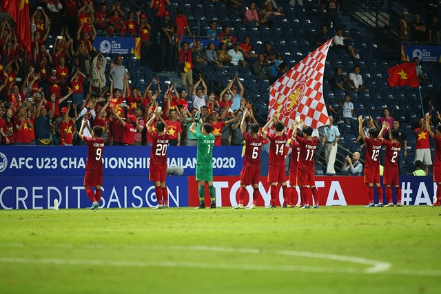 Thoát penalty nhờ VAR, thầy Park vui vẻ bắt tay tổ trọng tài - 8 Thoát penalty nhờ VAR, thầy Park vui vẻ bắt tay tổ trọng tài - 8