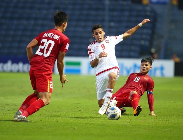 Quang Hải tả xung hữu đột khiến hàng thủ U23 UAE “chóng mặt” - 2 Quang Hải tả xung hữu đột khiến hàng thủ U23 UAE “chóng mặt” - 2