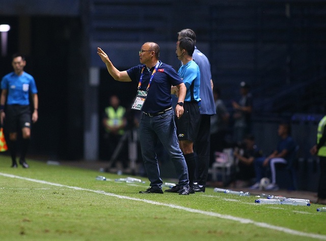 Thoát penalty nhờ VAR, thầy Park vui vẻ bắt tay tổ trọng tài - 2 Thoát penalty nhờ VAR, thầy Park vui vẻ bắt tay tổ trọng tài - 2