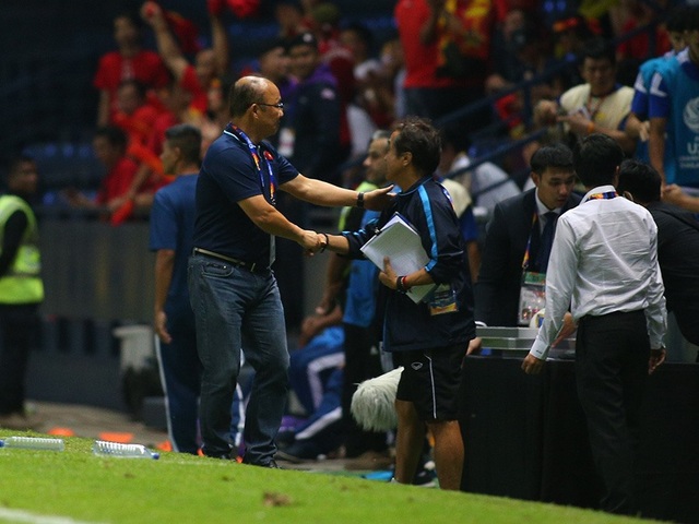 Thoát penalty nhờ VAR, thầy Park vui vẻ bắt tay tổ trọng tài - 3 Thoát penalty nhờ VAR, thầy Park vui vẻ bắt tay tổ trọng tài - 3