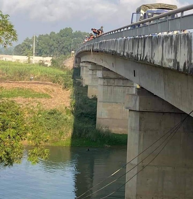 Cứu sống nữ sinh lớp 10 nhảy cầu tự vẫn trong ngày cận Tết - 1 Cứu sống nữ sinh lớp 10 nhảy cầu tự vẫn trong ngày cận Tết - 1