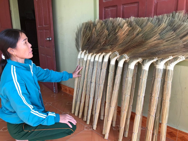 Nghệ An: Hối hả làng nghề chổi đót Hoà Hội ngày giáp Tết - 4 Nghệ An: Hối hả làng nghề chổi đót Hoà Hội ngày giáp Tết - 4