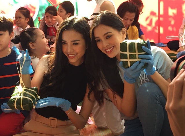 Hoa hậu Tiểu Vy cùng học sinh Hà Nội gói bánh chưng tặng trẻ em vùng cao - 1 Hoa hậu Tiểu Vy cùng học sinh Hà Nội gói bánh chưng tặng trẻ em vùng cao - 1
