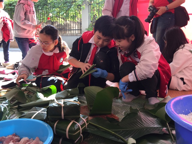 Hoa hậu Tiểu Vy cùng học sinh Hà Nội gói bánh chưng tặng trẻ em vùng cao - 4 Hoa hậu Tiểu Vy cùng học sinh Hà Nội gói bánh chưng tặng trẻ em vùng cao - 4