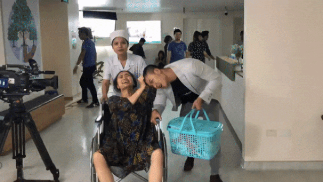 Trọng Nhân đau điếng khi quay cảnh bị Diệu Hương giật tóc lúc đi đẻ - 4 Trọng Nhân đau điếng khi quay cảnh bị Diệu Hương giật tóc lúc đi đẻ - 4