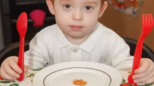 Mắc bệnh lạ, bé trai có thể chết nếu ăn quá 5 hạt đậu mỗi ngày