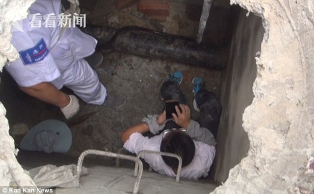 Ngã nhào xuống hồ cá vì mải buôn điện thoại - 2 Ngã nhào xuống hồ cá vì mải buôn điện thoại - 2