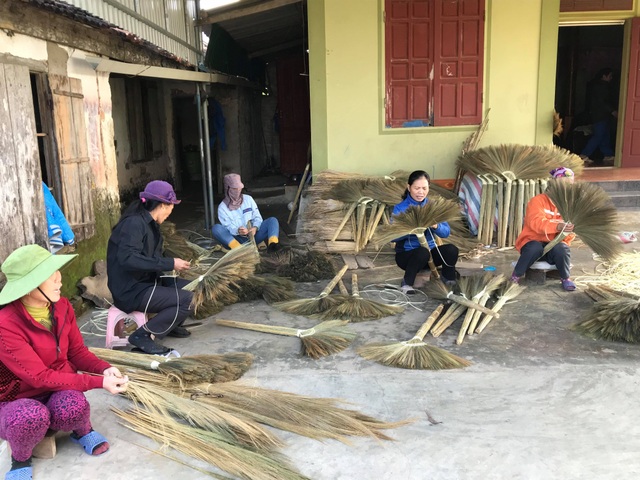 Nghệ An: Hối hả làng nghề chổi đót Hoà Hội ngày giáp Tết - 1 Nghệ An: Hối hả làng nghề chổi đót Hoà Hội ngày giáp Tết - 1