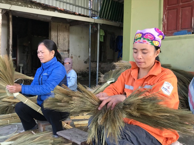 Nghệ An: Hối hả làng nghề chổi đót Hoà Hội ngày giáp Tết - 2 Nghệ An: Hối hả làng nghề chổi đót Hoà Hội ngày giáp Tết - 2