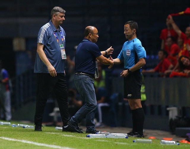 Thoát penalty nhờ VAR, thầy Park vui vẻ bắt tay tổ trọng tài - 5 Thoát penalty nhờ VAR, thầy Park vui vẻ bắt tay tổ trọng tài - 5