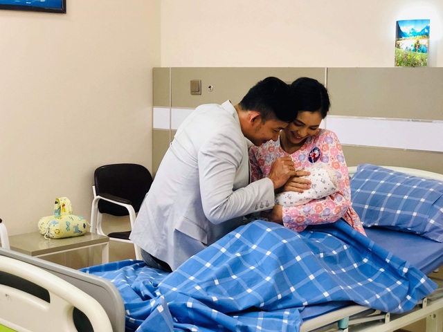 Trọng Nhân đau điếng khi quay cảnh bị Diệu Hương giật tóc lúc đi đẻ - 6 Trọng Nhân đau điếng khi quay cảnh bị Diệu Hương giật tóc lúc đi đẻ - 6