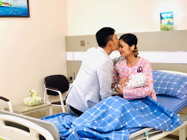 Trọng Nhân đau điếng khi quay cảnh bị Diệu Hương giật tóc lúc đi đẻ - 5 Trọng Nhân đau điếng khi quay cảnh bị Diệu Hương giật tóc lúc đi đẻ - 5