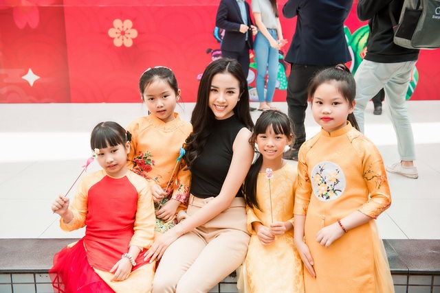 Tiểu Vy, Thuý An, Thuý Vi giản dị gói bánh chưng tặng trẻ em nghèo - 10 Tiểu Vy, Thuý An, Thuý Vi giản dị gói bánh chưng tặng trẻ em nghèo - 10