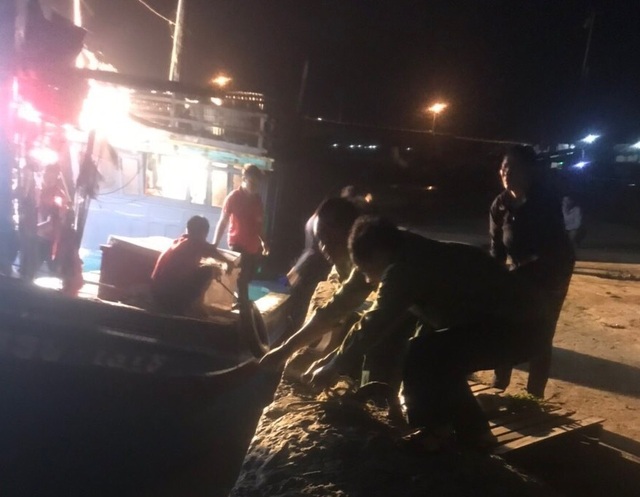 Bộ đội biên phòng lai dắt 2 tàu cá mắc cạn vào bờ neo đậu an toàn - 2 Bộ đội biên phòng lai dắt 2 tàu cá mắc cạn vào bờ neo đậu an toàn - 2