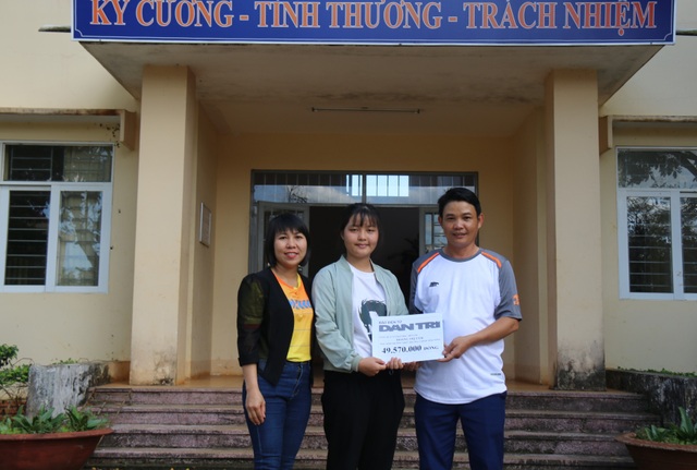 Bạn đọc Dân trí giúp đỡ nữ sinh mồ côi đã hoàn thành kỳ thi học sinh giỏi quốc gia - 1 Bạn đọc Dân trí giúp đỡ nữ sinh mồ côi đã hoàn thành kỳ thi học sinh giỏi quốc gia - 1