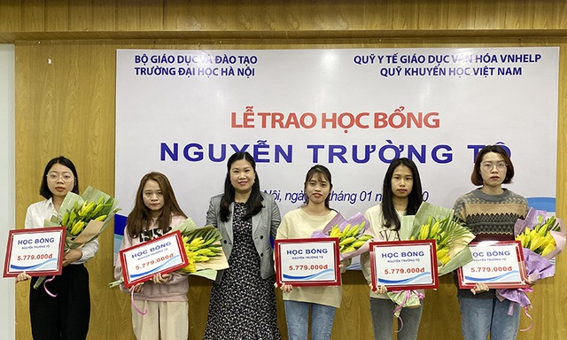 30 sinh viên nghèo vượt khó nhận học bổng Nguyễn Trường Tộ - 3 30 sinh viên nghèo vượt khó nhận học bổng Nguyễn Trường Tộ - 3