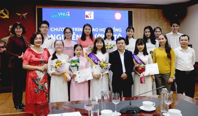 30 sinh viên nghèo vượt khó nhận học bổng Nguyễn Trường Tộ - 1 30 sinh viên nghèo vượt khó nhận học bổng Nguyễn Trường Tộ - 1