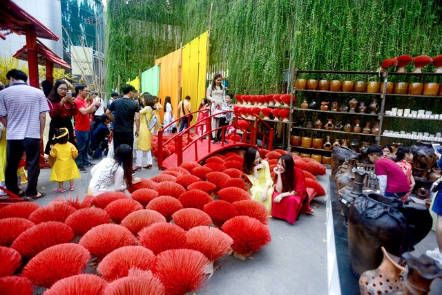 Đường hoa mai, phố ông đồ nhộn nhịp những ngày cuối năm - 4 Đường hoa mai, phố ông đồ nhộn nhịp những ngày cuối năm - 4