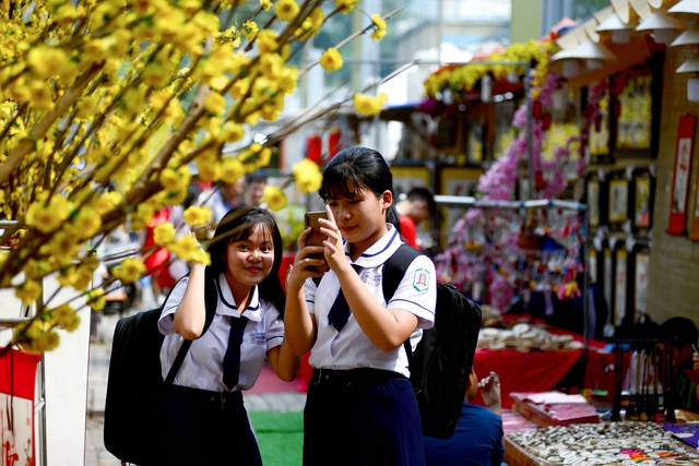 Đường hoa mai, phố ông đồ nhộn nhịp những ngày cuối năm - 11 Đường hoa mai, phố ông đồ nhộn nhịp những ngày cuối năm - 11