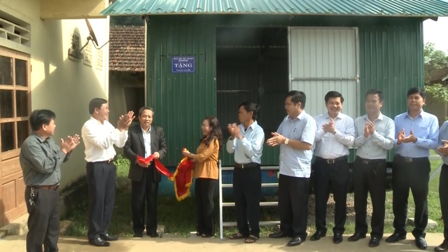 Hộ nghèo vùng “rốn lũ” vui mừng đón nhận nhà nổi trước Tết - 2 Hộ nghèo vùng “rốn lũ” vui mừng đón nhận nhà nổi trước Tết - 2