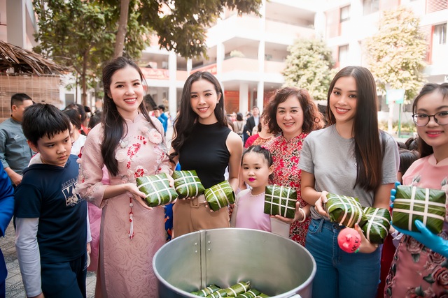 Tiểu Vy, Thuý An, Thuý Vi giản dị gói bánh chưng tặng trẻ em nghèo - 7 Tiểu Vy, Thuý An, Thuý Vi giản dị gói bánh chưng tặng trẻ em nghèo - 7