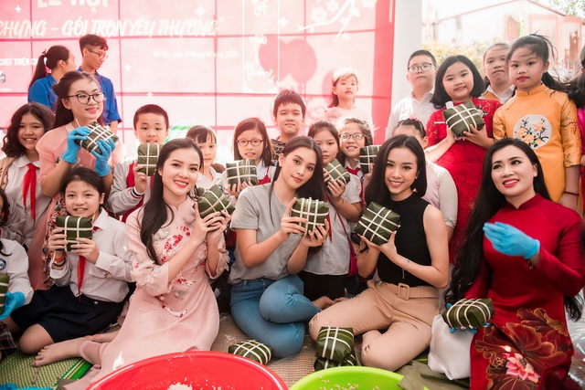 Tiểu Vy, Thuý An, Thuý Vi giản dị gói bánh chưng tặng trẻ em nghèo - 6 Tiểu Vy, Thuý An, Thuý Vi giản dị gói bánh chưng tặng trẻ em nghèo - 6