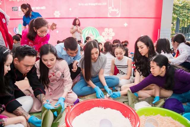 Tiểu Vy, Thuý An, Thuý Vi giản dị gói bánh chưng tặng trẻ em nghèo - 5 Tiểu Vy, Thuý An, Thuý Vi giản dị gói bánh chưng tặng trẻ em nghèo - 5