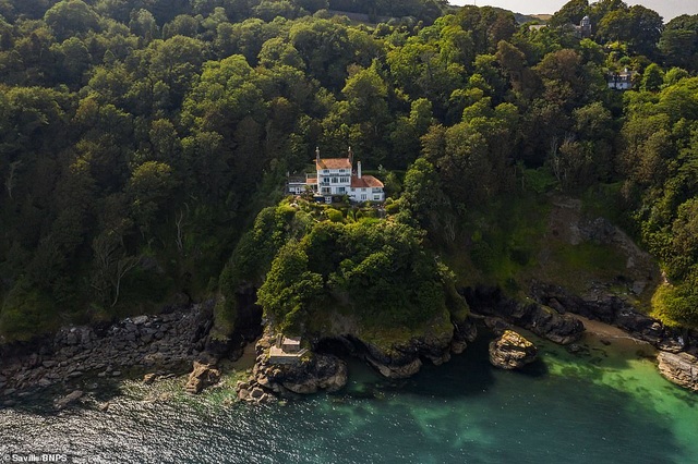 Ngôi nhà clifftop tuyệt đẹp tự chênh vênh trên vách núi trị giá hơn 60 tỷ đồng - 2 Ngôi nhà clifftop tuyệt đẹp tự chênh vênh trên vách núi trị giá hơn 60 tỷ đồng - 2