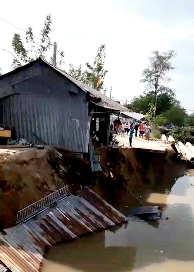 Sóc Trăng: Thêm 3 nhà dân bị “nuốt” xuống sông - 1 Sóc Trăng: Thêm 3 nhà dân bị “nuốt” xuống sông - 1
