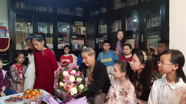 Nhạc sĩ Phạm Tuyên xúc động khi nhận món quà bất ngờ mừng tuổi 90 - 4 Nhạc sĩ Phạm Tuyên xúc động khi nhận món quà bất ngờ mừng tuổi 90 - 4