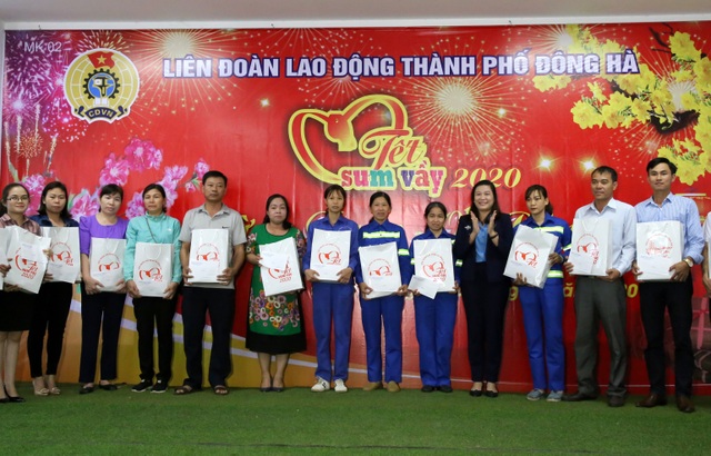 Quảng Trị: Hàng trăm suất quà đến với người lao động khó khăn dịp “Tết sum vầy” - 2 Quảng Trị: Hàng trăm suất quà đến với người lao động khó khăn dịp “Tết sum vầy” - 2