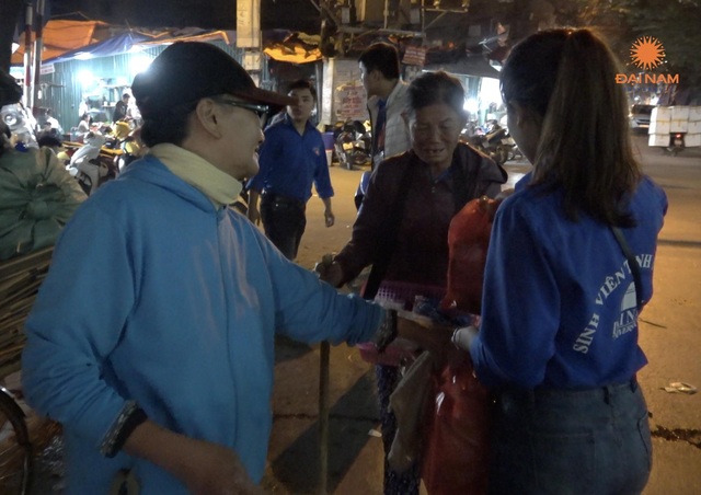 Tấm bánh nghĩa tình đặc biệt của sinh viên dành tới các hoàn cảnh khó khăn - 18 Tấm bánh nghĩa tình đặc biệt của sinh viên dành tới các hoàn cảnh khó khăn - 18