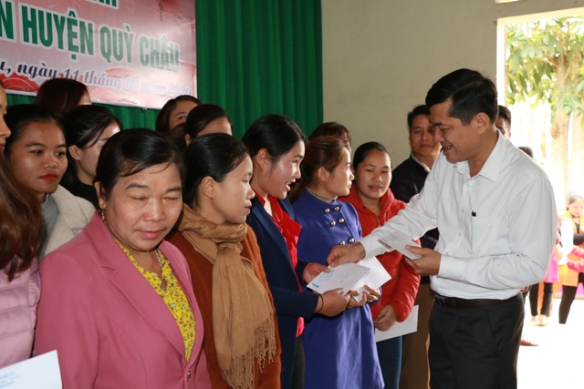Ngành Giáo dục Nghệ An tặng quà Tết cho học sinh, giáo viên miền núi cao - 2 Ngành Giáo dục Nghệ An tặng quà Tết cho học sinh, giáo viên miền núi cao - 2