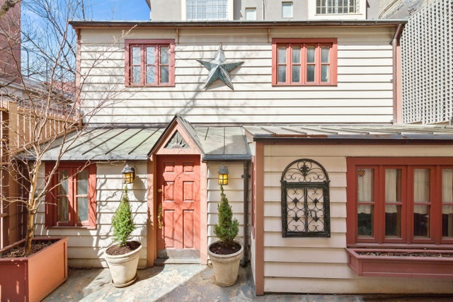 Cận cảnh ngôi nhà gỗ hàng trăm năm tuổi ở New York giá 300 tỷ, đẹp hiếm có - 5 Cận cảnh ngôi nhà gỗ hàng trăm năm tuổi ở New York giá 300 tỷ, đẹp hiếm có - 5