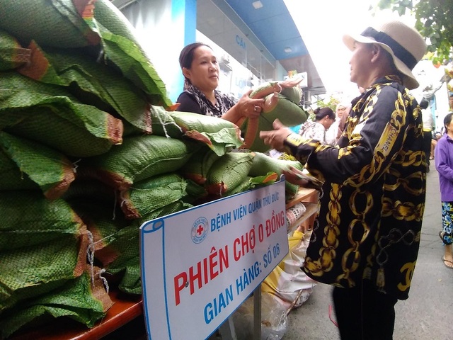 Phiên chợ 0 đồng ấm lòng bệnh nhân ngày cận Tết - 5 Phiên chợ 0 đồng ấm lòng bệnh nhân ngày cận Tết - 5