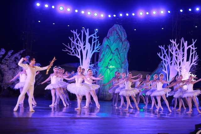 Vở múa kinh điển Hồ Thiên Nga tái xuất ấn tượng với khán giả Việt Nam giữa hồ Ecopark - 13 Vở múa kinh điển Hồ Thiên Nga tái xuất ấn tượng với khán giả Việt Nam giữa hồ Ecopark - 13