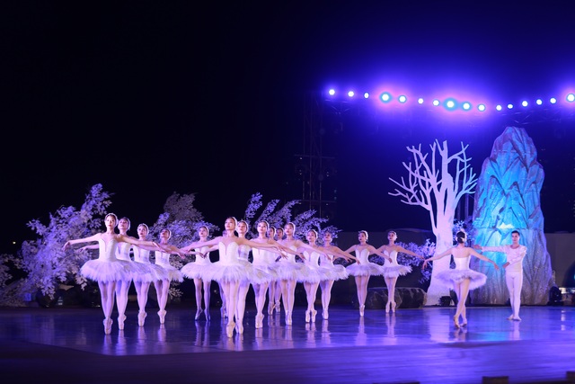 Vở múa kinh điển Hồ Thiên Nga tái xuất ấn tượng với khán giả Việt Nam giữa hồ Ecopark - 15 Vở múa kinh điển Hồ Thiên Nga tái xuất ấn tượng với khán giả Việt Nam giữa hồ Ecopark - 15