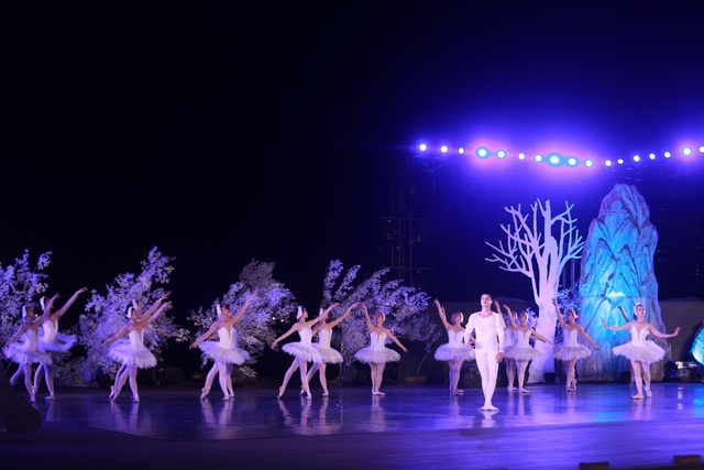 Vở múa kinh điển Hồ Thiên Nga tái xuất ấn tượng với khán giả Việt Nam giữa hồ Ecopark - 10 Vở múa kinh điển Hồ Thiên Nga tái xuất ấn tượng với khán giả Việt Nam giữa hồ Ecopark - 10