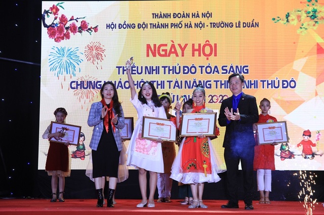 Hai nữ sinh giành giải Nhất hội thi “Tài năng thiếu nhi Thủ đô” - 13 Hai nữ sinh giành giải Nhất hội thi “Tài năng thiếu nhi Thủ đô” - 13