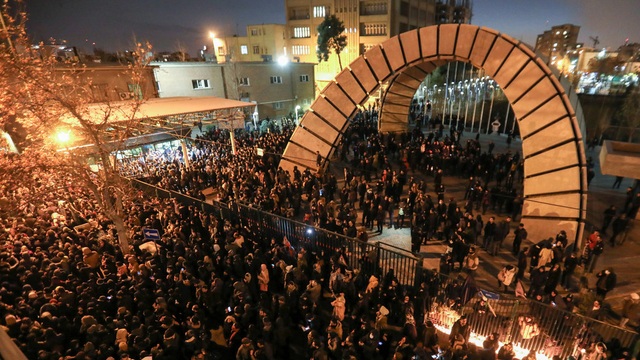 Iran triệu Đại sứ Anh vì cáo buộc tham gia biểu tình trái phép - 2 Iran triệu Đại sứ Anh vì cáo buộc tham gia biểu tình trái phép - 2