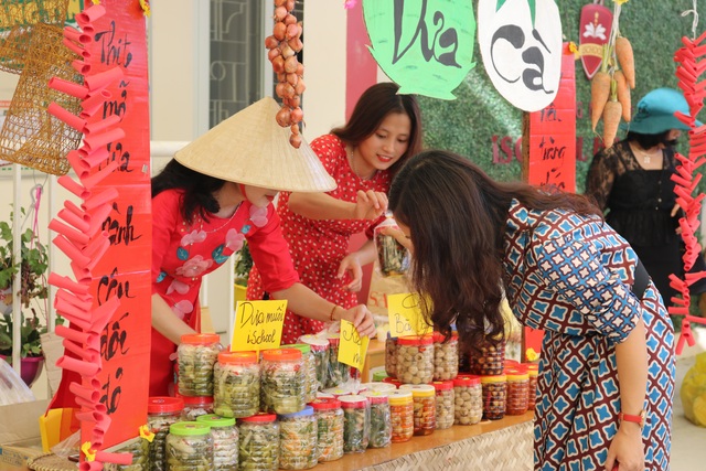 Thầy trò chung tay giúp học sinh nghèo đón Tết - 3 Thầy trò chung tay giúp học sinh nghèo đón Tết - 3