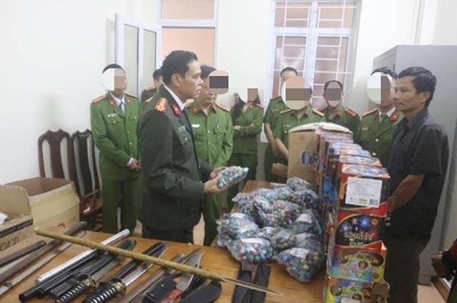 Bắt 4 đối tượng, thu hơn 80kg pháo cùng nhiều dao kiếm - 1 Bắt 4 đối tượng, thu hơn 80kg pháo cùng nhiều dao kiếm - 1